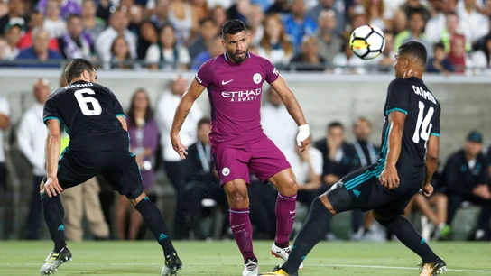 Agüero intenta avanzar con el balón ante la defensa de Nacho y Casemiro Agüero intenta avanzar con el balón ante la defensa de Nacho y Casemiro