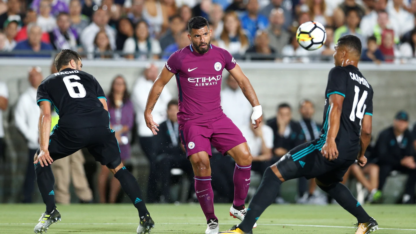 Agüero intenta avanzar con el balón ante la defensa de Nacho y Casemiro Agüero intenta avanzar con el balón ante la defensa de Nacho y Casemiro
