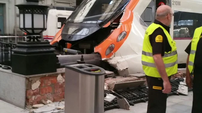 Imagen del tren tras chocar con el tope de final de vía en la estación de Francia, Barcelona