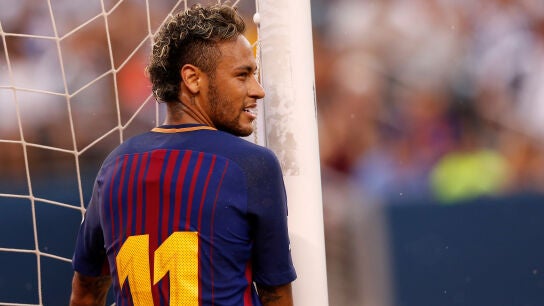Neymar sonr&iacute;e en un partido con el Barcelona