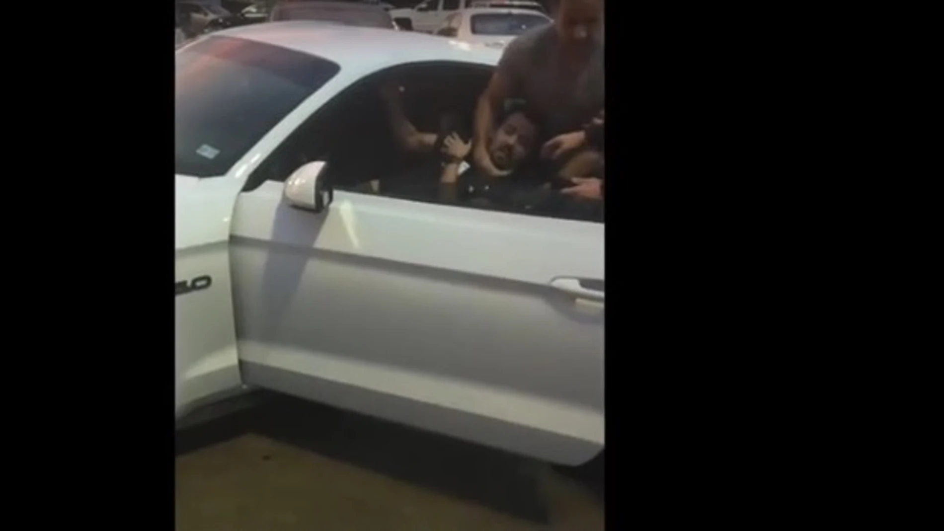 Una captura del vídeo que muestra la detención del conductor borracho