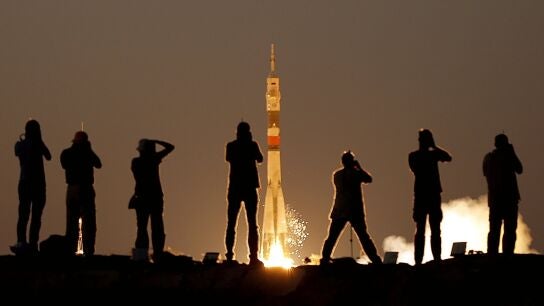 Momento en el que la nave tripulada rusa Soyuz MS-05 despega 