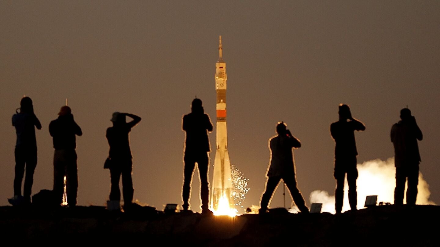 Momento en el que la nave tripulada rusa Soyuz MS-05 despega 