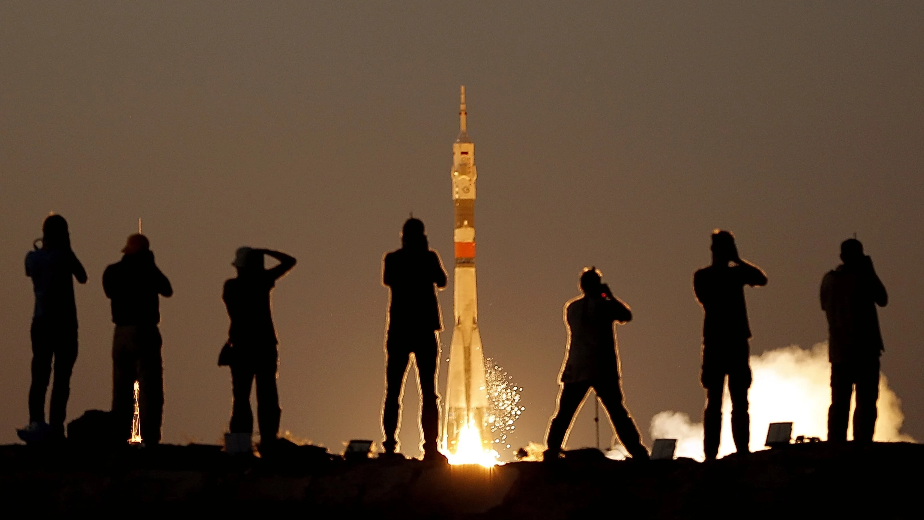 Momento en el que la nave tripulada rusa Soyuz MS-05 despega 