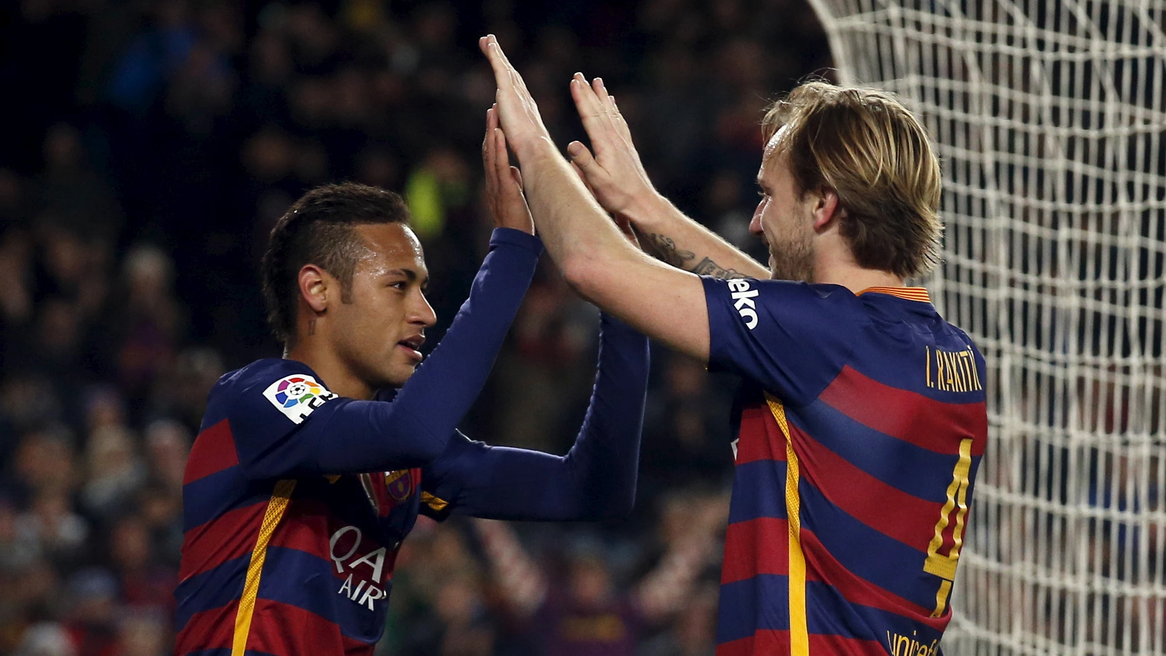 Rakitic felicita a Neymar tras un gol del Barcelona