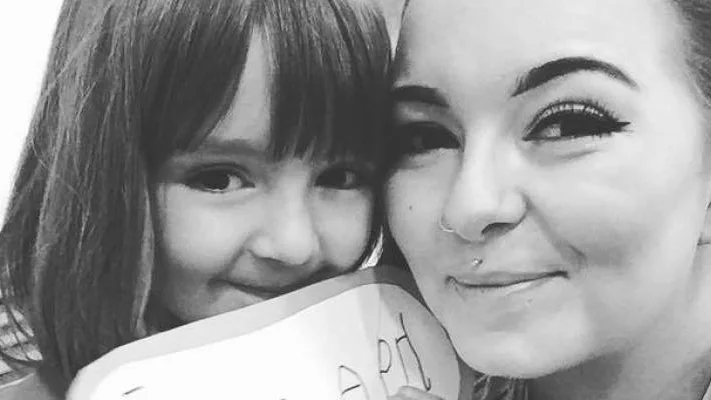 Caitlin Walsh junto a su hija de cinco años Caitlin Walsh junto a su hija de cinco años