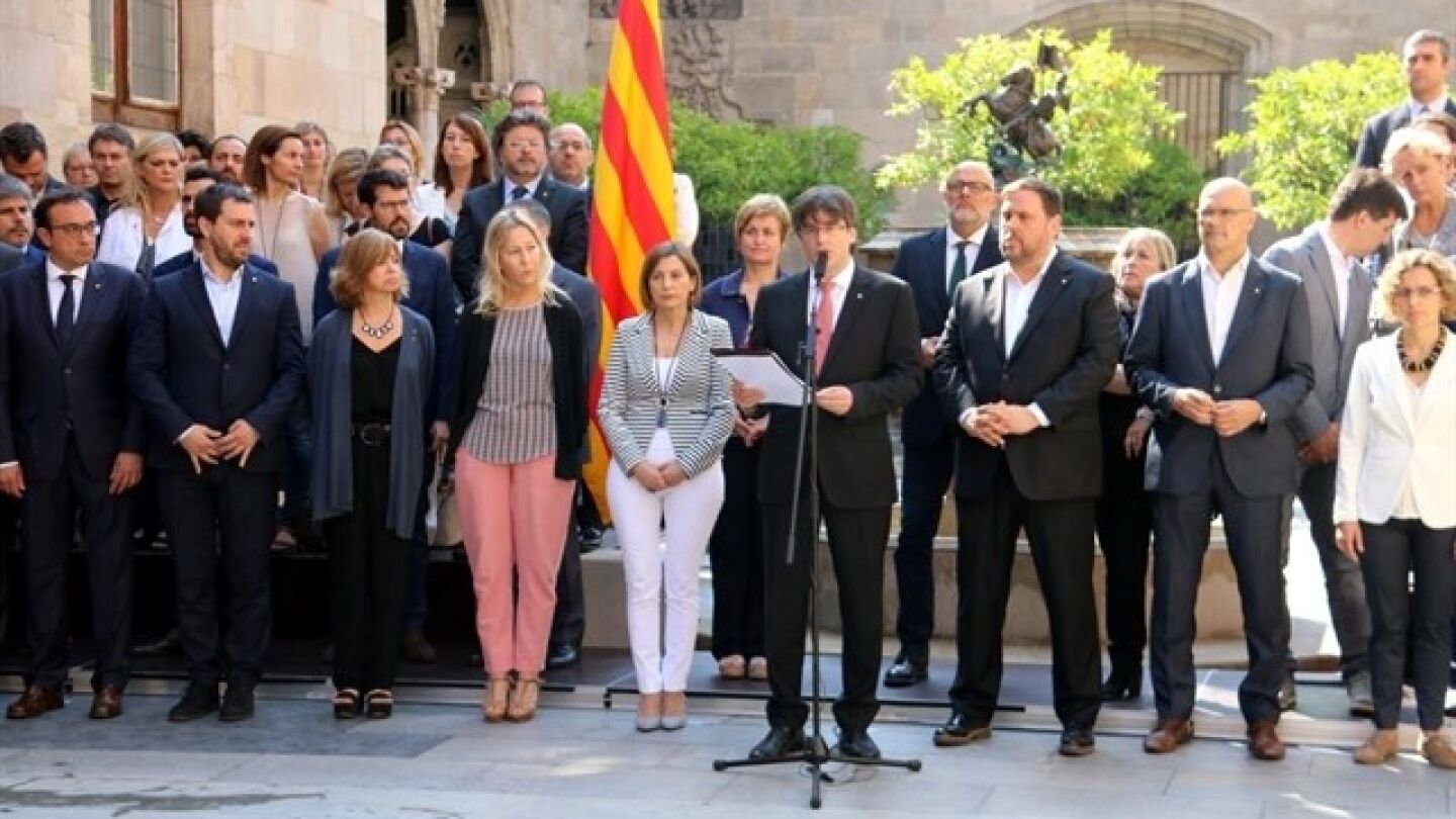 Carles Puigdemont junto a los miembros del gobierno catal&aacute;n