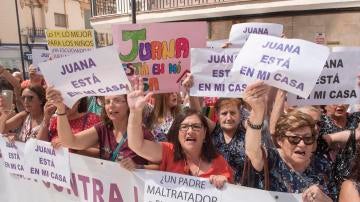 Varios centenares de personas se han concentrado en Maracena (Granada) en apoyo a su vecina Juana Rivas