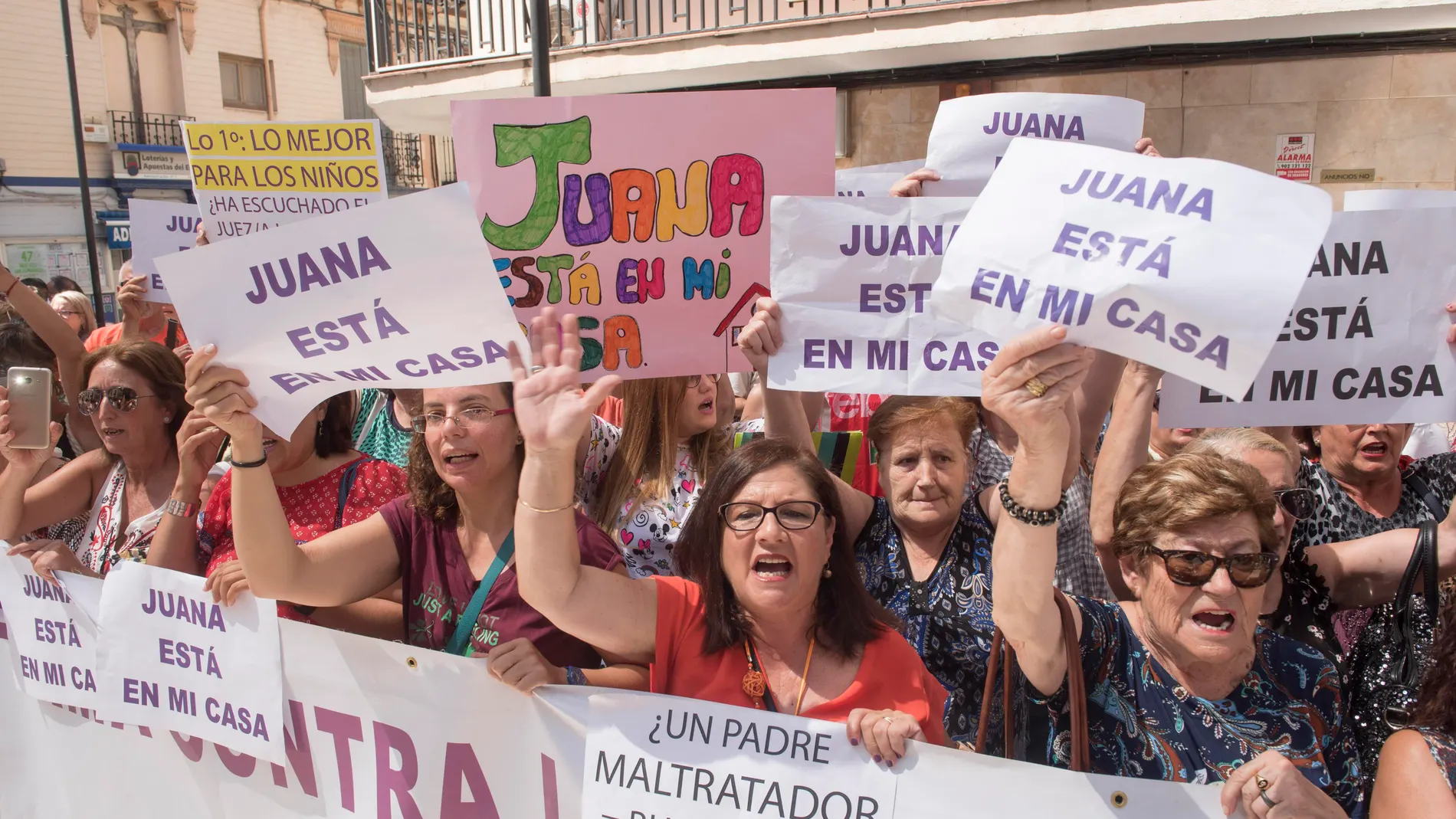 Varios centenares de personas se han concentrado en Maracena (Granada) en apoyo a su vecina Juana Rivas