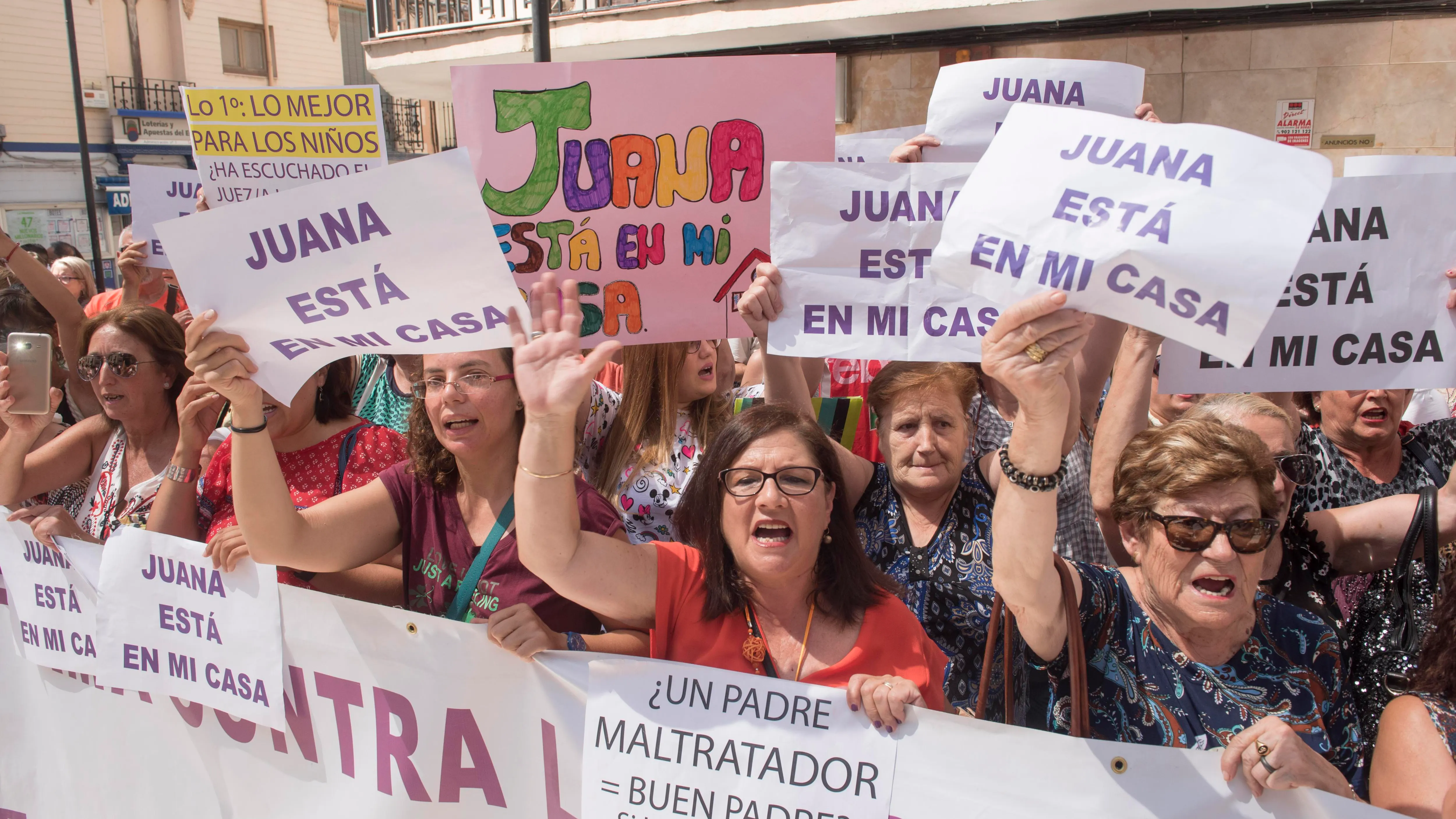 Varios centenares de personas se han concentrado en Maracena (Granada) en apoyo a su vecina Juana Rivas