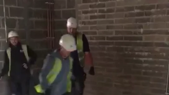 Un electricista pega una patada a una cañería Un electricista pega una patada a una cañería