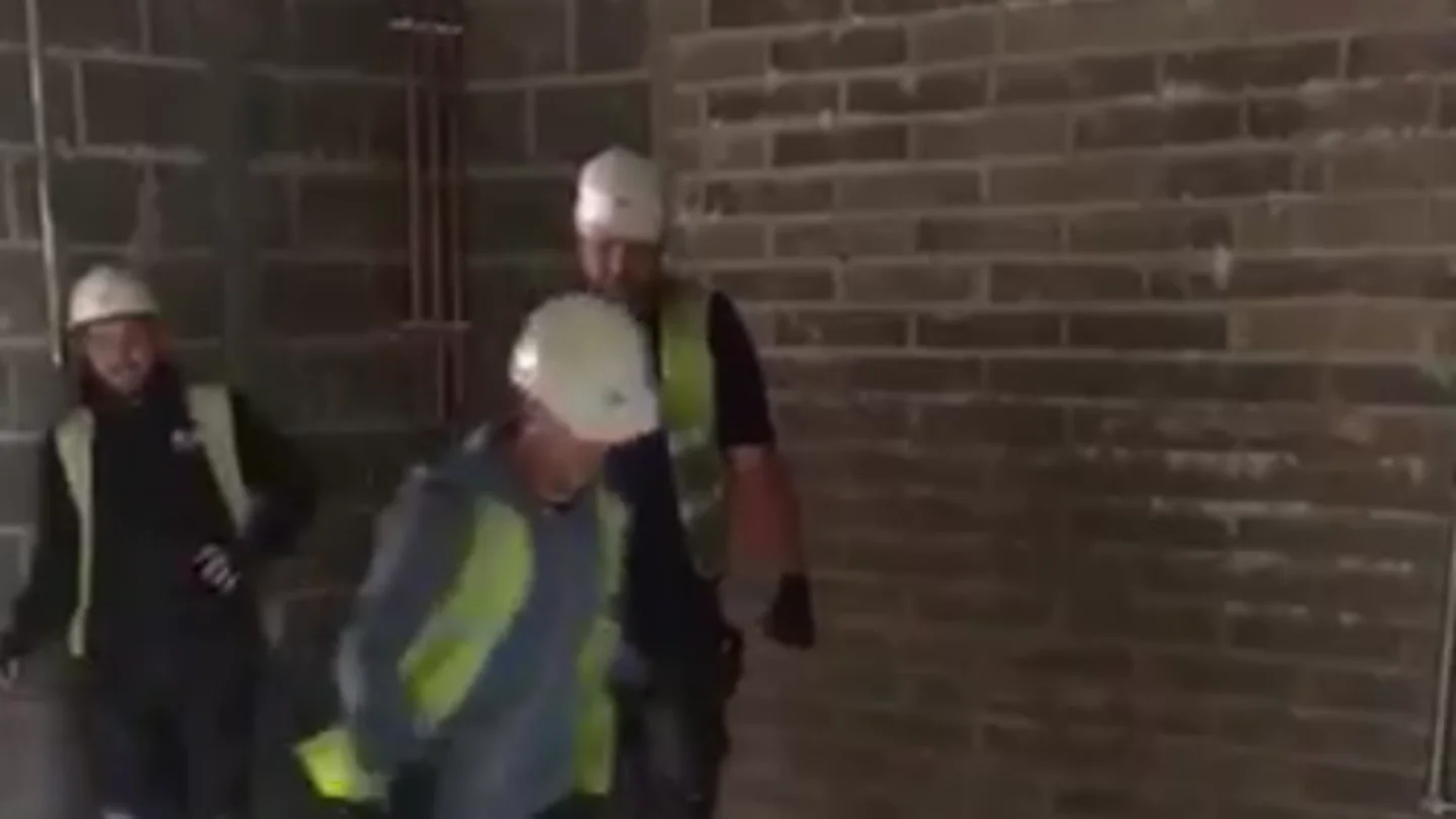 Un electricista pega una patada a una cañería Un electricista pega una patada a una cañería