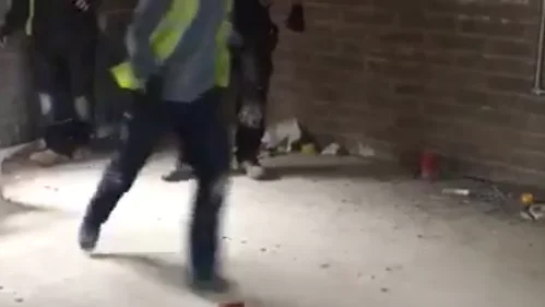 Un electricista pega una patada a una cañería