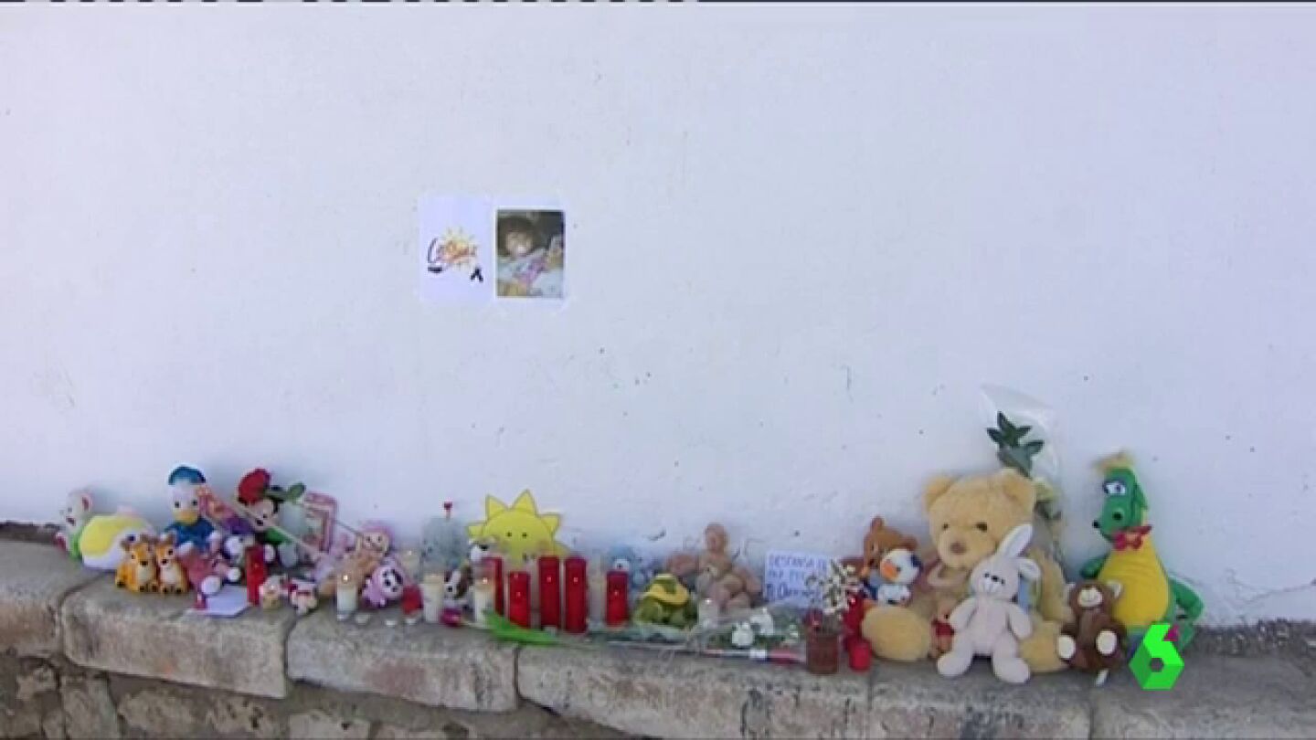 Flores y peluches en recuerdo de Luc&iacute;a