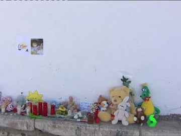 Flores y peluches en recuerdo de Lucía Flores y peluches en recuerdo de Lucía