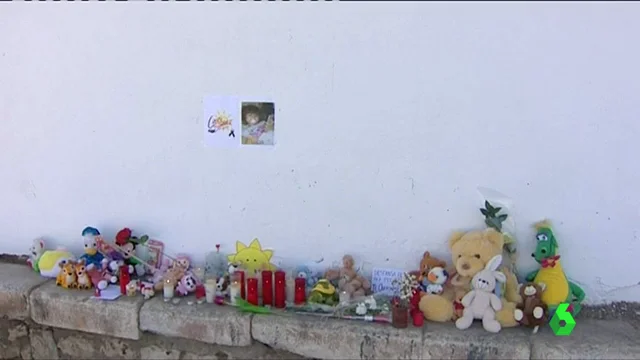 Flores y peluches en recuerdo de Lucía