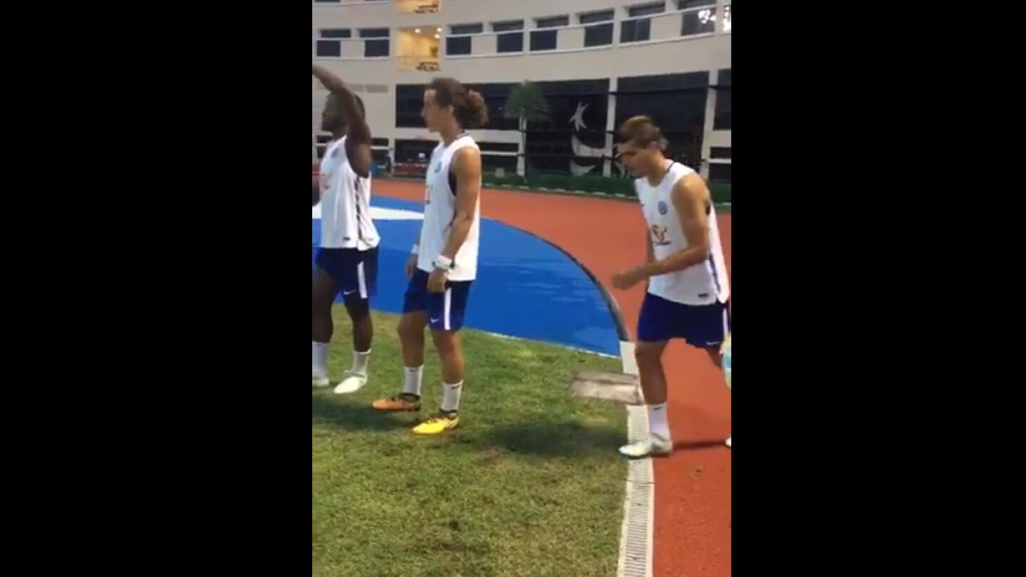 Morata tirando a porter&iacute;a 