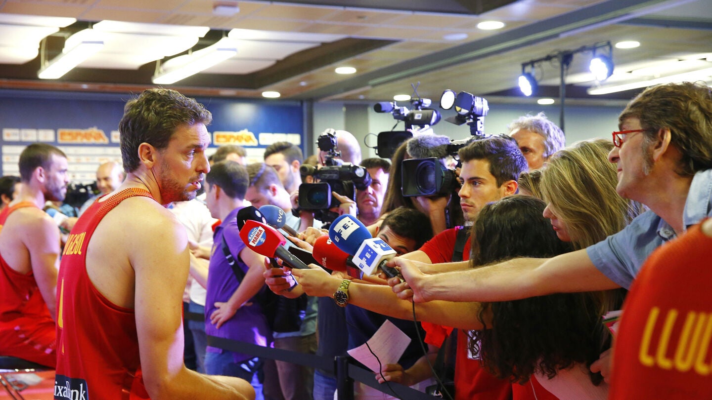 Pau Gasol habla con los medios de comunicaci&oacute;n