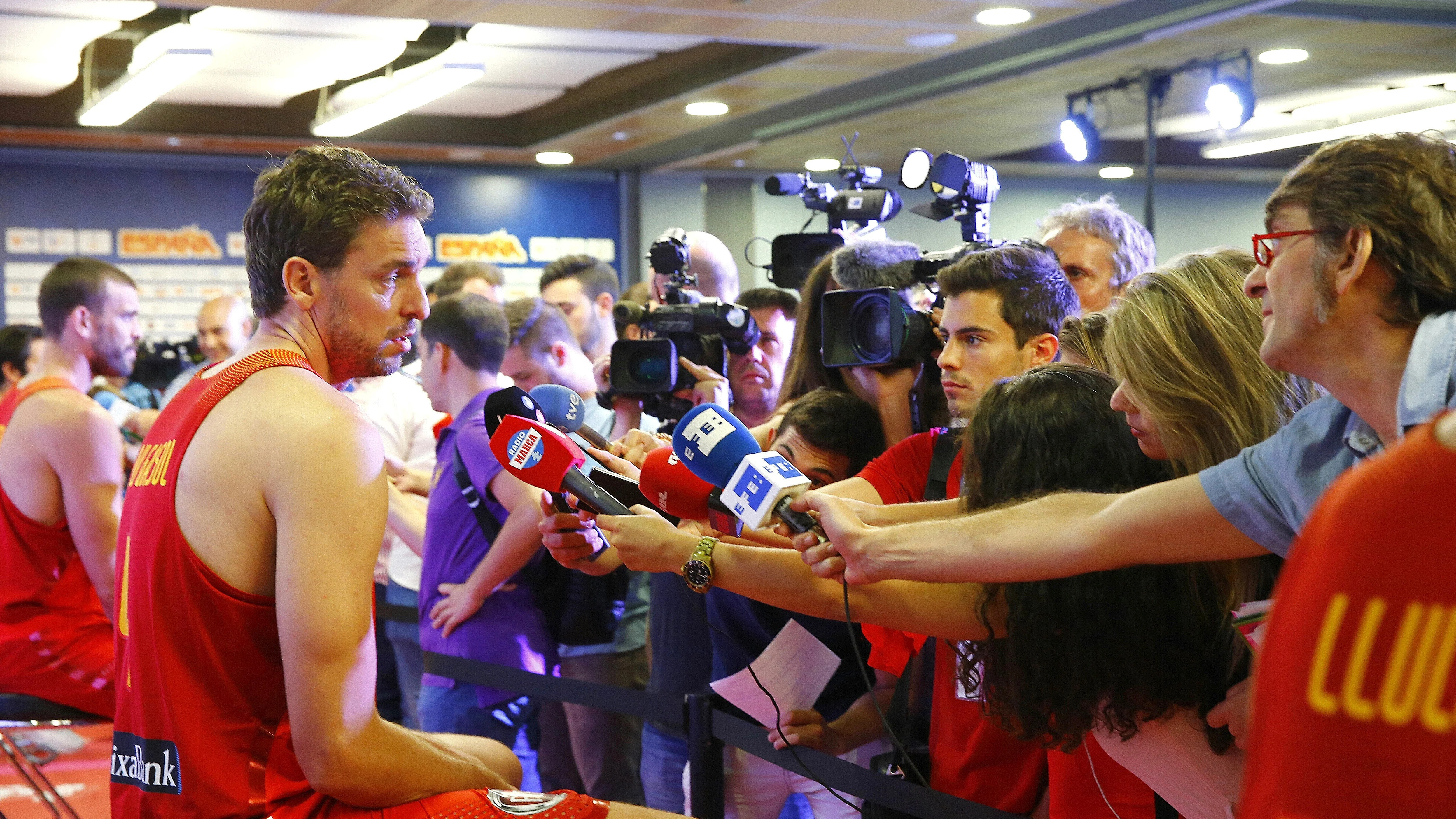 Pau Gasol habla con los medios de comunicación