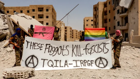 Miembros del grupo portan una pancarta reivindicativa Miembros del grupo portan una pancarta reivindicativa