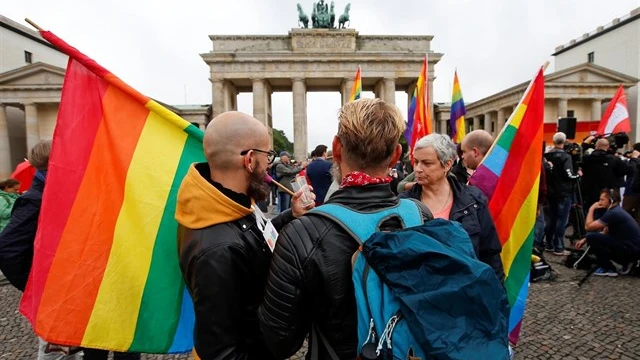 Un grupo de personas manifestándose en Alemania