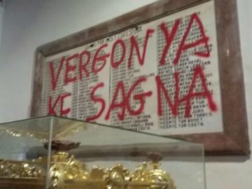 Detenido un hombre por pintar "vergüenza que sangra" sobre una lápida de los caídos en la Catedral de Ibiza Detenido un hombre por pintar "vergüenza que sangra" sobre una lápida de los caídos en la Catedral de Ibiza