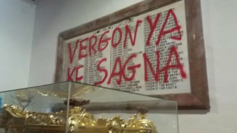 Detenido un hombre por pintar "vergüenza que sangra" sobre una lápida de los caídos en la Catedral de Ibiza Detenido un hombre por pintar "vergüenza que sangra" sobre una lápida de los caídos en la Catedral de Ibiza