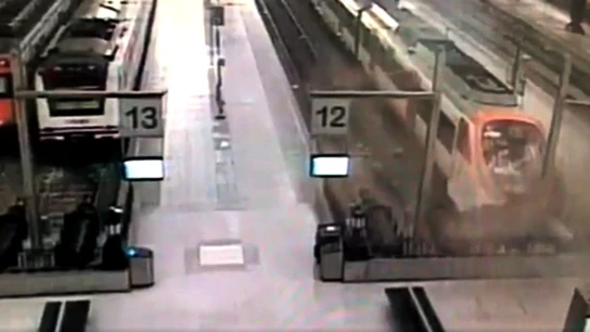 Impacto de un Cercanías en Barcelona contra el tope de vía Impacto de un Cercanías en Barcelona contra el tope de vía