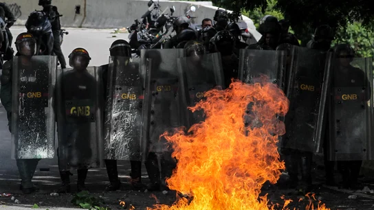 La Guardia Nacional Bolivariana se enfrentan a un grupo de manifestantes en Caracas La Guardia Nacional Bolivariana se enfrentan a un grupo de manifestantes en Caracas