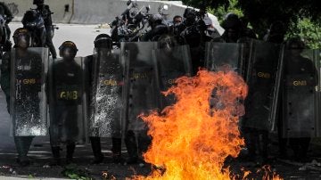 La Guardia Nacional Bolivariana se enfrentan a un grupo de manifestantes en Caracas