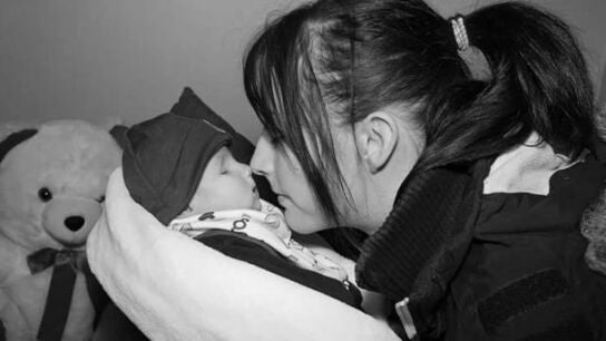 Una madre publica fotos de su beb&eacute; muerto y recibe multitud de cr&iacute;ticas en las redes 