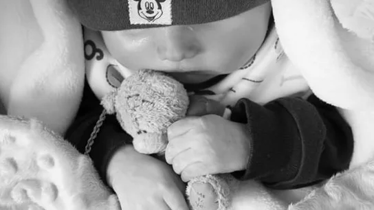Una madre publica fotos de su bebé muerto y recibe multitud de críticas en las redes Una madre publica fotos de su bebé muerto y recibe multitud de críticas en las redes