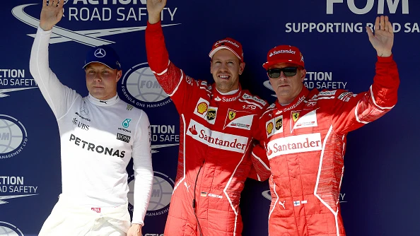 Vettel saluda al público en Hungría con Raikkonen y Bottas