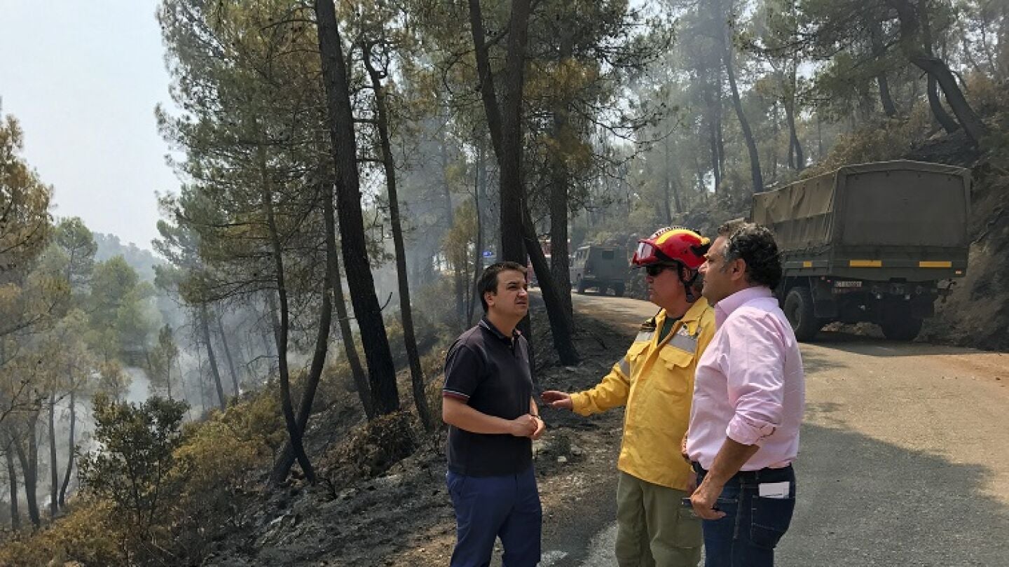 El consejero de Agricultura. Mart&iacute;nez Arroyo (i) en su visita al Puesto de Mando 