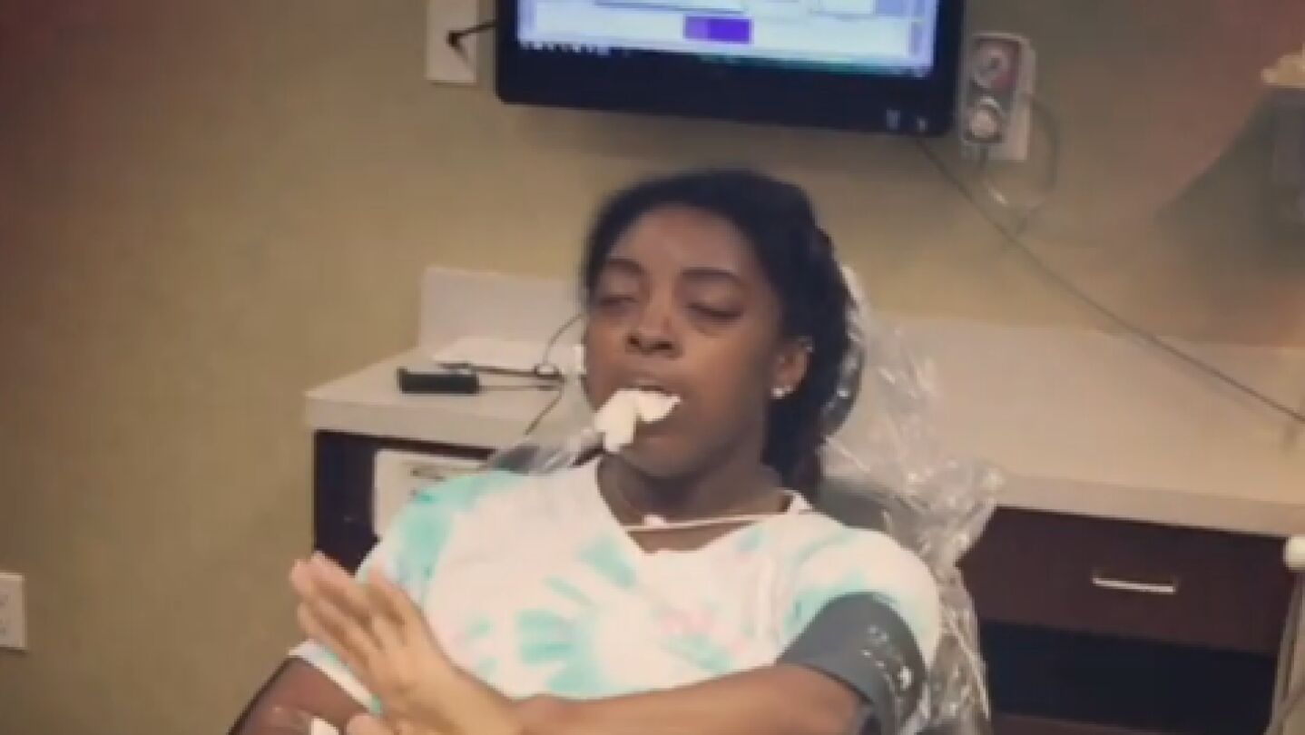 Simone Biles en el dentista