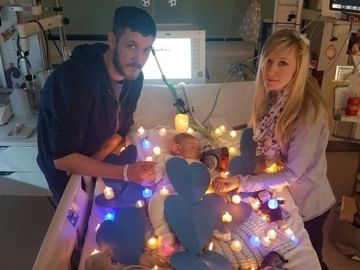 Los padres juntos al pequeño Charlie Gard Los padres juntos al pequeño Charlie Gard