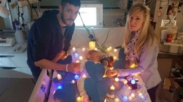 Los padres juntos al pequeño Charlie Gard