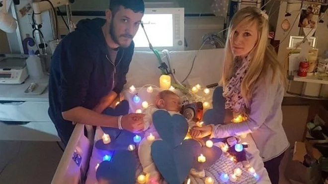 Los padres juntos al pequeño Charlie Gard