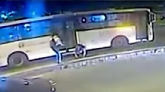 El joven empujando a su novia El joven empujando a su novia