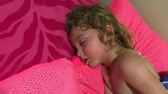 La imagen de la niña durmiendo La imagen de la niña durmiendo