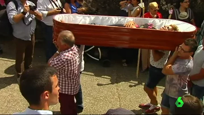 Personas vivas en el interior de féretros agradecen a Santa María haberles salvado en 'la romería de los ataúdes'