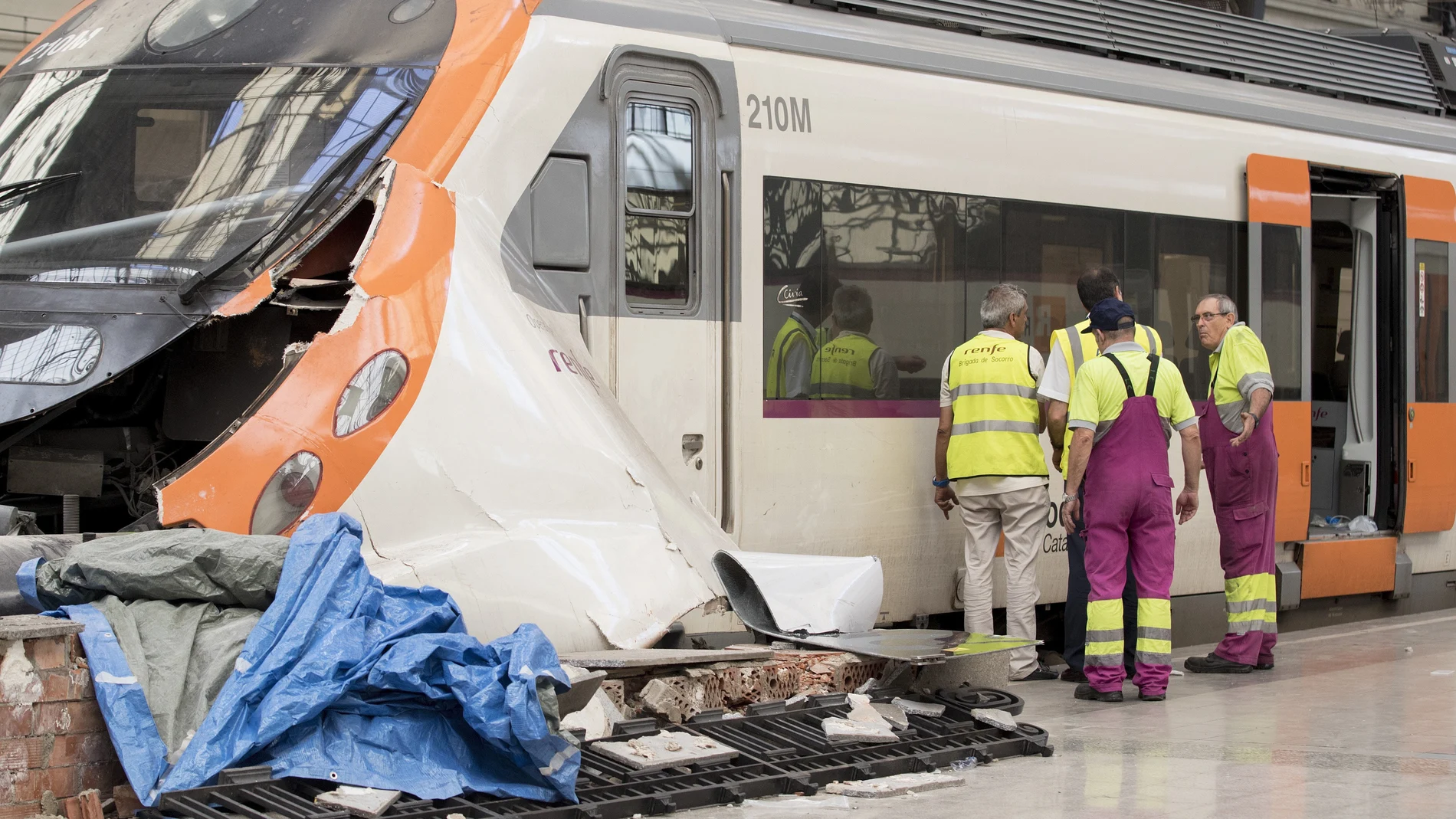 Técnicos de RENFE evalúan los daños producidos en el tren de cercanías