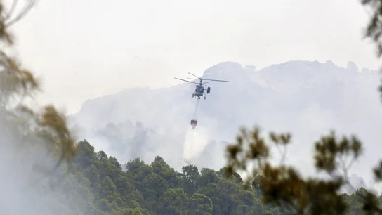 Un helicóptero lanza agua sobre el incendio de Yeste en Albacete Un helicóptero lanza agua sobre el incendio de Yeste en Albacete
