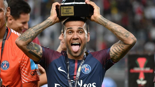 Dani Alves levanta la Supercopa de Francia con el PSG Dani Alves levanta la Supercopa de Francia con el PSG