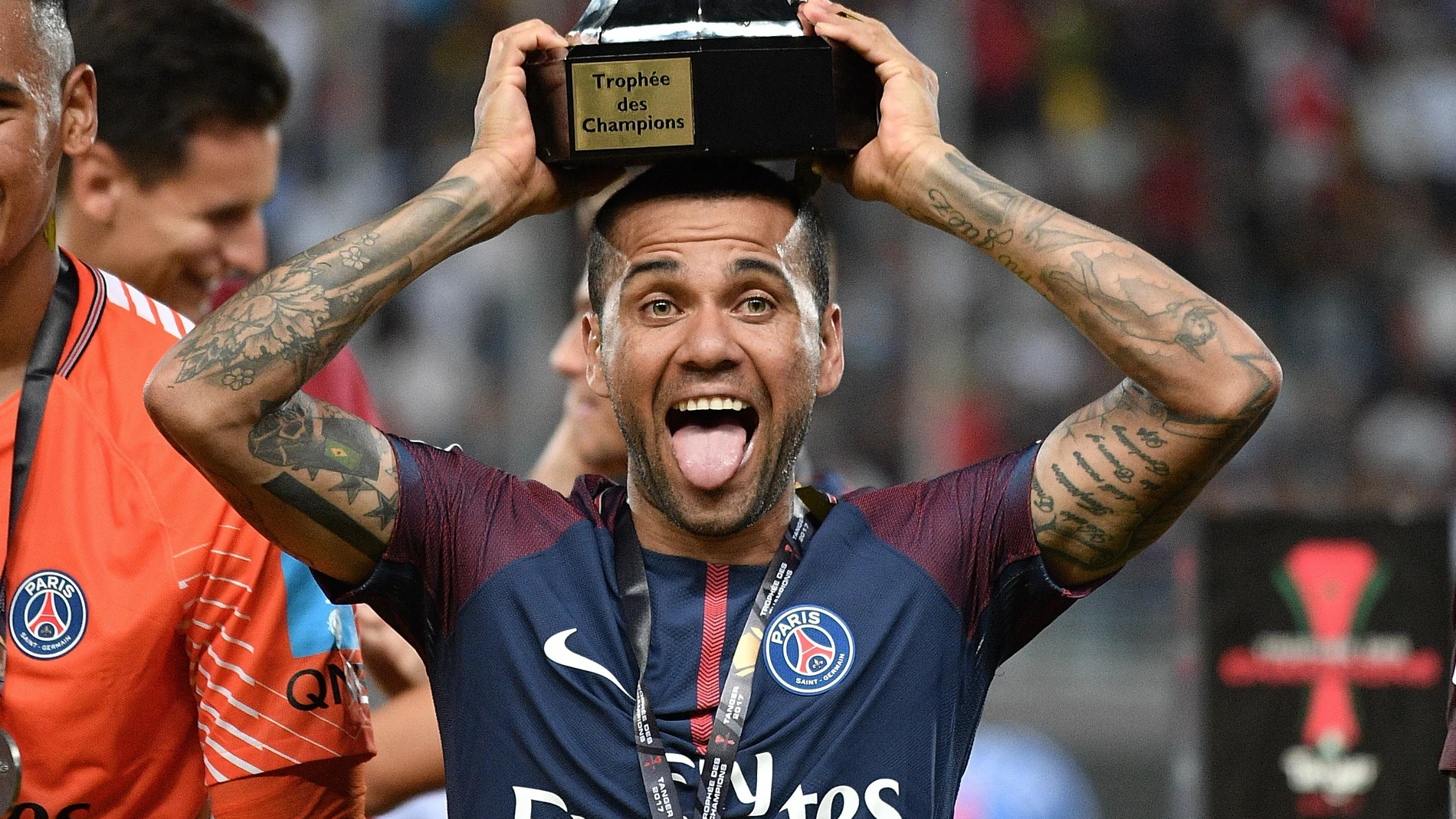 Dani Alves levanta la Supercopa de Francia con el PSG
