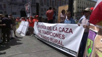 El sector de la caza se concentra en Madrid para exigir respeto hacia el colectivo