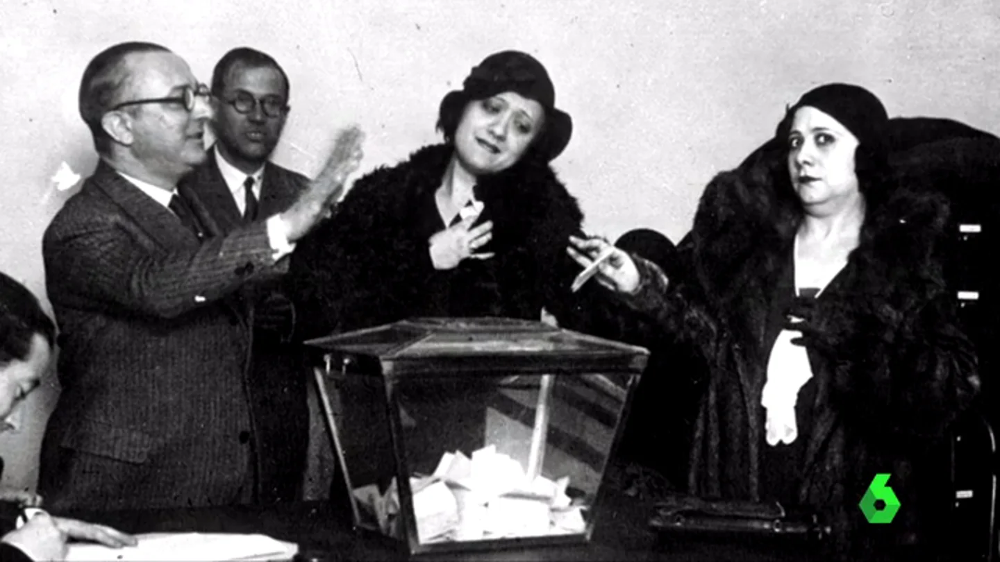 Varias mujeres votan por primera vez Varias mujeres votan por primera vez
