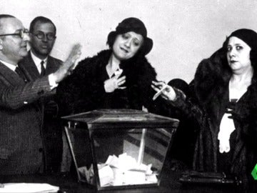 Varias mujeres votan por primera vez Varias mujeres votan por primera vez