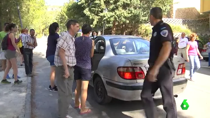 Algunos vecinos volviendo a sus casas acompañados por Protección Civil