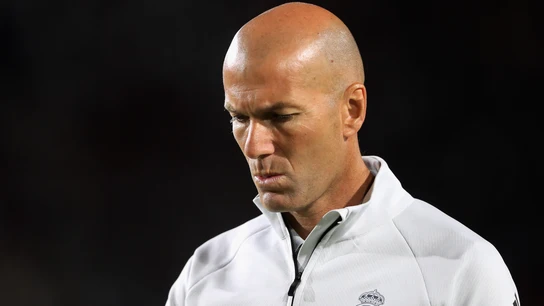 Zinedine Zidane, cabizbajo en un partido del Real Madrid Zinedine Zidane, cabizbajo en un partido del Real Madrid